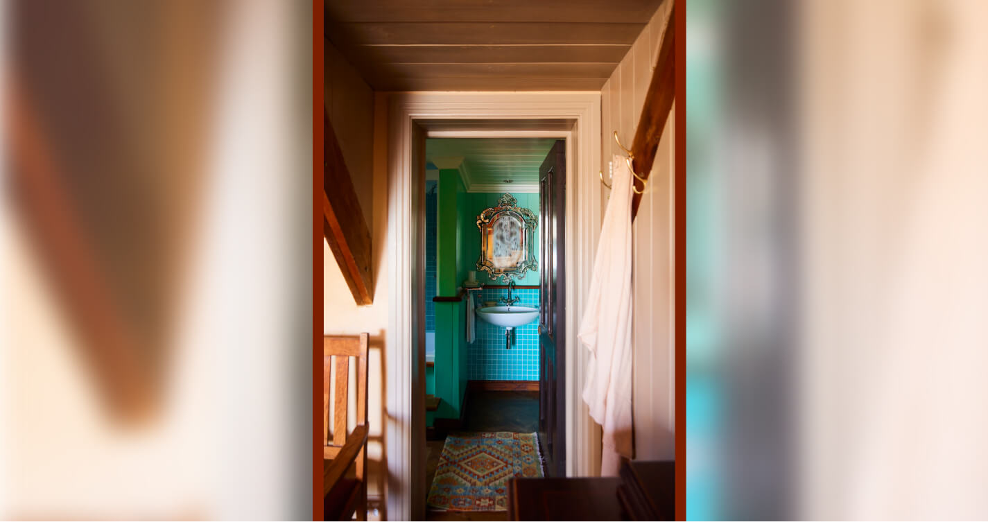 The cavalry bedroom's en-suite bathroom.